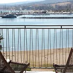 V77 Seafront Apartment *