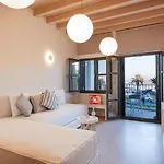 V77 Seafront Apartment