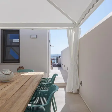 V77 Seafront Appartement *