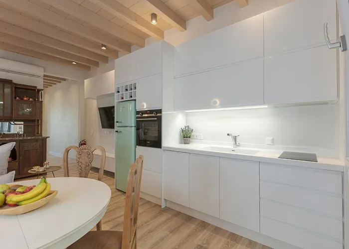 V77 Seafront Apartment