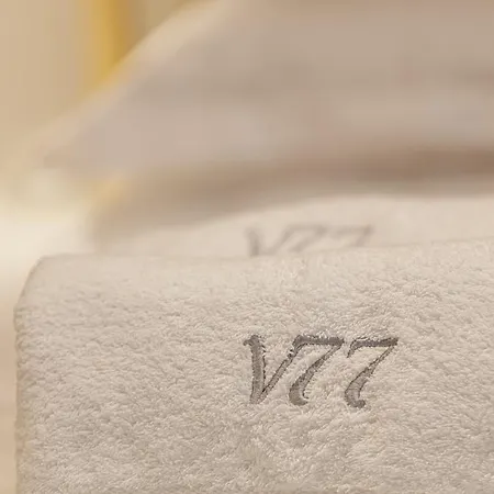 V77 Seafront Апартаменты