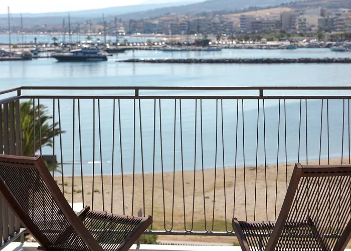 V77 Seafront Apartment *