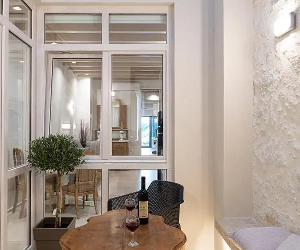 V77 Seafront Apartment Rethymno (Crete)